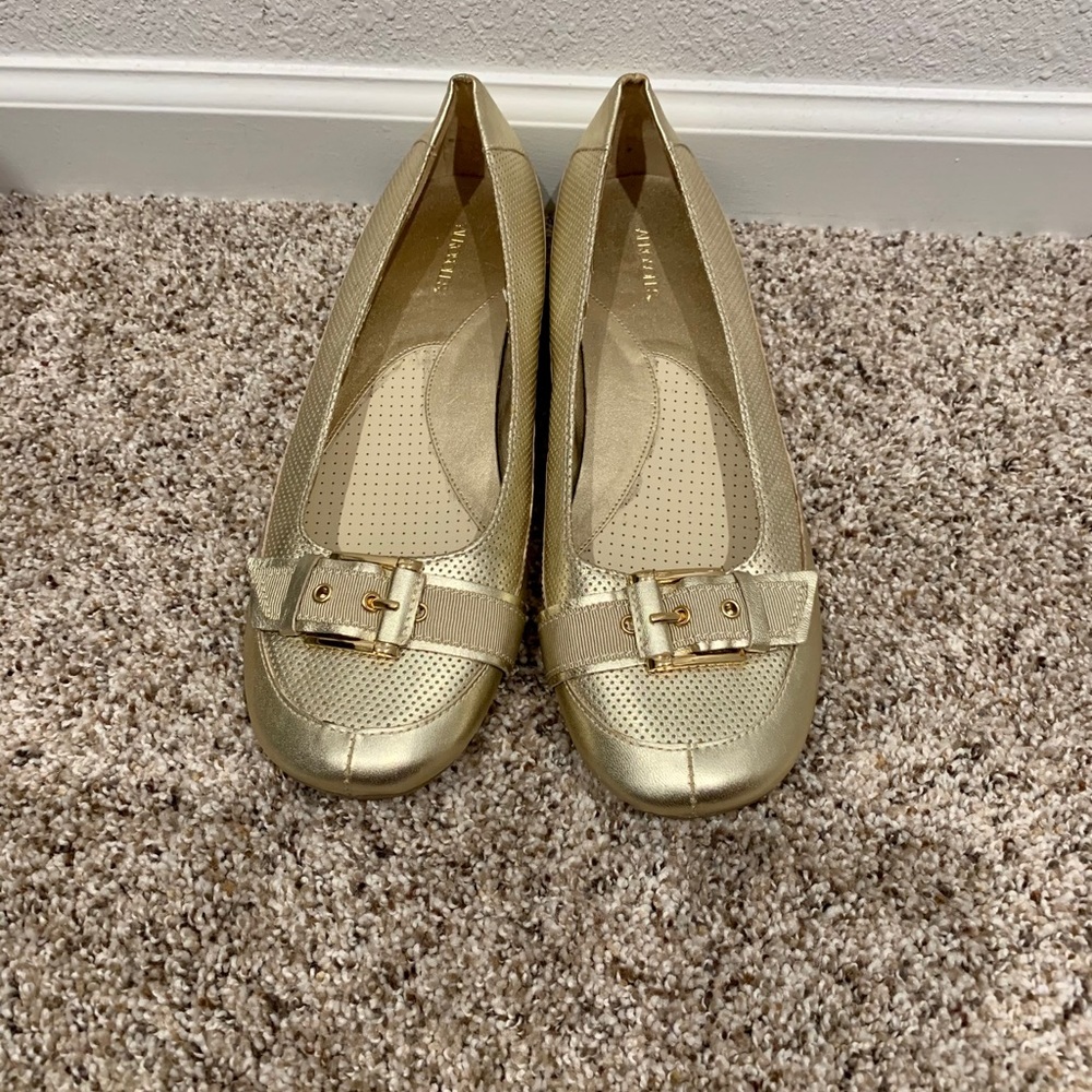 New Aerosoles gold leather comfort flats